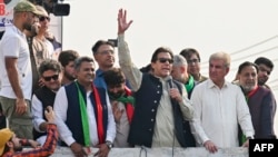 عمران خان کے کنٹینر پر لانگ مارچ کے دوران جمعرات کو فائرنگ کا واقعہ پیش آیا تھا۔ 