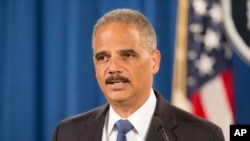 Bộ trưởng Tư pháp Hoa Kỳ Eric Holder nói chuyện tại một cuộc họp báo, 4/9/14 