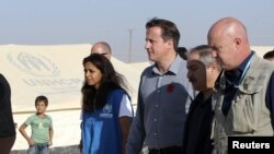 Thủ tướng Anh David Cameron, Ngoại trưởng Jordan Nasser Judeh và Ủy viên Liên Hiệp Quốc về người tị nạn Andrew Harper trong chuyến thăm trại tị nạn Al-Zaatri ở Jordan, gần biên giới với Syria.