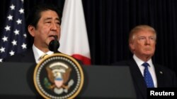 Thủ tướng Nhật Shinzo Abe phát biểu về vấn đề Bắc Hàn cạnh Tổng thống Trump khi tới thăm khu nghỉ dưỡng Mar-a-Lago của nhà lãnh đạo Mỹ ở Palm Beach, Florida, hồi tháng Hai.