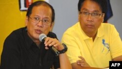 Tân Tổng thống Philippines Benigno 'Noynoy' Aquino (trái) sẽ tuyên thệ nhậm chức vào ngày mai