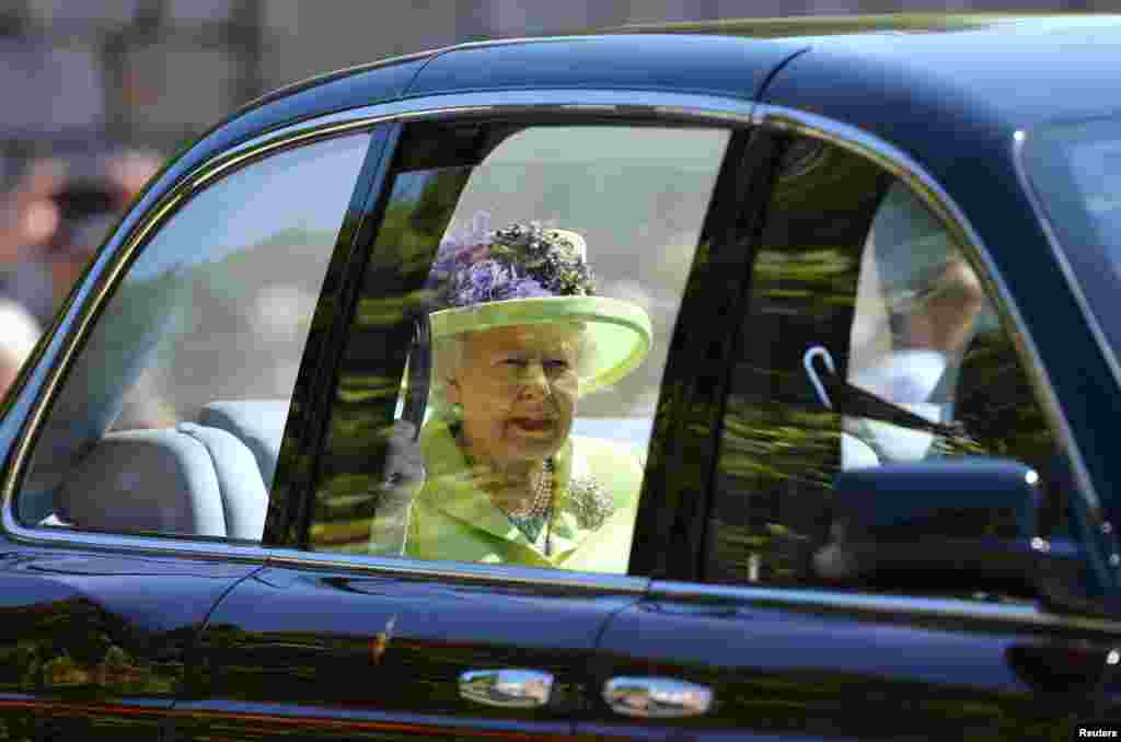 Kraliçe 2. Elizabeth, torununun düğünü için St. George Kilisesi&#39;ne doğru ilerlerken