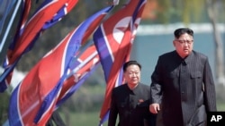 Lãnh tụ Bắc Triều Tiên Kim Jong Un (phải) đến dự lễ khánh thành khu dân cư Ryomyong hôm thứ Năm, 13 tháng 4, 2017 tại Bình Nhưỡng, Bắc Triều Tiên.