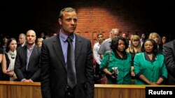 Vận động viên Olympic người Nam Phi Oscar Pistorius ra trước tòa án tại Pretoria, ngày 19/2/2013.