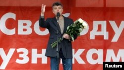 Ông Boris Nemtsov nói chuyện với các ủng hộ viên trong một cuộc biểu tình phản đối ở Moscow, 6/5/2013