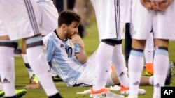 Ngôi sao Lionel Messi của Argentina ngồi trên sân cỏ sau trận đấu với Chile tại tiểu bang New Jersey, ngày 26/6/2016.