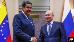 Tổng thống Nga Vladimir Putin bắt tay Tổng thống Venezuela Nicolas Maduro tại cuộc họp ở tư dinh Novo-Ogaryovo của Tổng thống bên ngoài Moscow, ngày 5/12/2018.