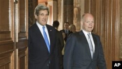 Ngoại trưởng Anh William Hague và Ngoại trưởng Mỹ John Kerry trước một cuộc họp tại Bộ Ngoại giao Anh ở trung tâm London, ngày 10/4/2013.