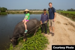 Bé Kara trải nghiệm cảm giác cưỡi trâu ở Hội An