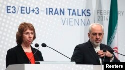 Trưởng ban đặc trách chính sách đối ngoại của Liên hiệp châu Âu Catherine Ashton (trái) và Ngoại trưởng Iran Javad Zarif đưa ra tuyên bố báo chí sau hội nghị tại Vienne 20/2/14