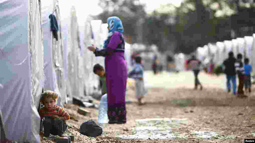 Trẻ em tị nạn người Kurd từ thị trấn của Kobani tại thị trấn đông nam Suruc trên biên giới Thổ Nhĩ Kỳ-Syria, ngày 19/10/2014. 