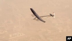 Chiếc máy bay Solar Impulse 2 một chỗ ngồi được cấu tạo bằng sợi carbon có đôi cánh dài 72m, dài hơn cánh của Boeing 747, và có trọng lượng cỡ bằng một chiếc xe hơi.