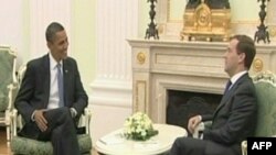 Tổng thống Mỹ Barack Obama (trái) và Tổng thống Nga Dmitri Medvedev