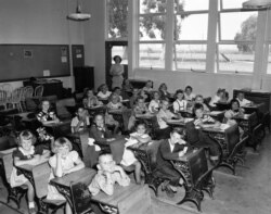 Bên trong một lớp học ở Bolsa School, năm 1947. Hình courtesy Orange County Archives.