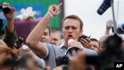 Nhà lãnh đạo đối lập Alexei Navalny nói chuyện với các ủng hộ viên và nhà báo, 20/7/13