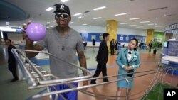 Ngôi sao bóng rổ Mỹ Dennis Rodman thăm khu phức hợp Sci-Tech ở Bình Nhưỡng ngày 14/6/2017.