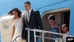 Tổng thống Obama, cùng phu nhân Michelle và 2 con gái đến Santiago