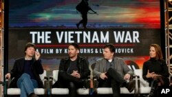 Đạo diễn Ken Burns, bên trái, Trent Reznor, Atticus Ross và đạo diễn Lynn Novick, bên phải, nói về phim tài liệu "Chiến tranh Việt Nam" trên đài PBS trước Hội các nhà phê bình phim truyền hình ở Pasadena, California. Ảnh chụp ngày 15/1/2017. 