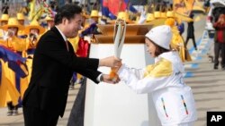 Thủ tướng Hàn Quốc Lee Nak-yon trao đuốc Olympic cho nhà vô địch You Young, người rước đuốc đầu tiên, 1/11/2017