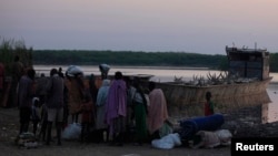 Cư dân chạy lánh nạn chiến tranh ở quận Bor tới cảng Minkaman, bang Lakes, Nam Sudan, ngày 14/1/2014.