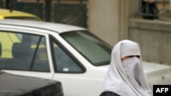 Phụ nữ Hồi giáo mặc bộ áo burqa phủ kín từ đầu tới chân và mang mạng che mặt niqab