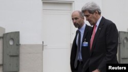 (ARŞİV) Eski Dışişleri Bakanı John Kerry, ABD'nin İran'la nükleer müzakere ekibinin üyesi Robert Malley'yle (solda) birlikte