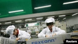 Nhân viên làm việc trong nhà máy Foxconn ở thị trấn Long Hoa ở phía nam tỉnh Quảng Đông.