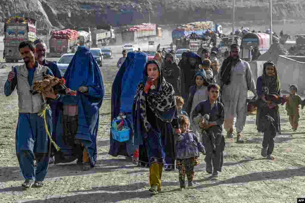 اټکل دا دی چې په پاکستان کې څه باندې ۱.۷ ملیونه افغان کډوال ژوند کوي چې د پاتې کیدو لپاره قانوني اسناد نلري.