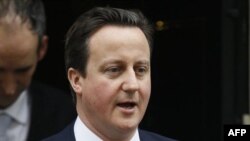 Thủ Tướng David Cameron nói rằng cần phải cắt giảm đáng kể số di dân nhập cư để giảm bớt căng thẳng xã hội