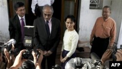 Bà Aung San Suu Kyi (giữa phải) chào đón Vijay Nambiar (giữa trái), chánh văn phòng của Tổng thư ký Liên hiệp quốc Ban Ki Moon, tại nhà của bà ở Yangon, ngày 27 tháng 11-27-2010, 2010.