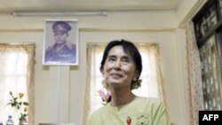 Bà Suu Kyi nói rằng bà được thả chỉ vì lệnh giam lỏng bà đã hết hạn và “không có phương cách tức thời để triển hạn lệnh này”