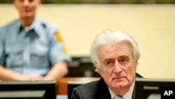 Toá án nói ông Karadzic, 70 tuổi, chịu trách nhiệm hình sự về tội diệt chủng trong vụ thảm sát Srebrenica năm 1995, khi các lực lượng Serbia giết chết 8.000 người đàn ông và bé trai Hồi giáo.