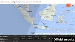 Bản đồ đường bay của chuyến bay AirAsia 8501 xuất phát từ thành phố Surabaya của Indonesia để tới Singapore trên FlightRadar24.com.