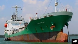 Tàu chở dầu Singapore Naniwa Maru 1 neo tại cảng Klang, Malaysia hồi tháng 4/2014 sau khi bị cướp biển cưỡng chiếm. Hải tặc ở Biển Ðông đã thực hiện nhiều vụ cướp tà dầu kể từ cuối tháng 4.