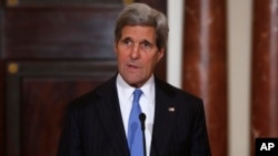 Ngoại trưởng Hoa Kỳ John Kerry nói chuyện với các nhà báo, 8/5/14