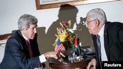 Ngoại trưởng Mỹ John Kerry (trái) và Tổng thống Palestine Mahmoud Abbas tại cuộc họp ở thành phố Bờ Tây Ramallah, 4/1/2014