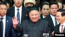 Ông Kim Jong Un vẫy chào sau khi tới ga Đồng Đăng ở Lạng Sơn hôm 26/2. Ngoài cùng bên phải là Ủy viên Bộ Chính trị, Trưởng Ban Tuyên giáo Trung ương Võ Văn Thưởng.