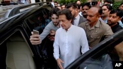 د تحریک انصاف گوند، عمران خان او د مسلم لیگ ن گوند، شهباز شریف د پاکستان د صدارت مقام ته نومولي.