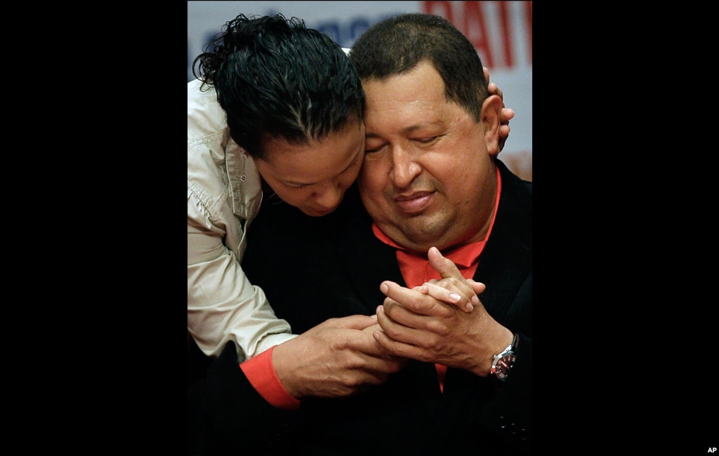 &Ocirc;ng Chavez v&agrave; con g&aacute;i Rosa trong một buổi h&ograve;a nhạc để vinh danh &ocirc;ng tại nh&agrave; h&aacute;t Teresa Carreno ở Caracas, ng&agrave;y 23/2/2012.