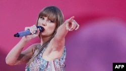 Yıldız şarkıcı Taylor Swift Kasım'da yapılacak başkanlık seçimlerinde Demokrat Parti'nin adayı ve Başkan Yardımcısı Kamala Harris'i desteklediğini açıkladı.