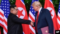 Lãnh tụ Triều Tiên Kim Jong Un và Tổng thống Hoa Kỳ Donald Trump tại cuộc gặp thượng đỉnh vào tháng 6/2018 ở Singapore.