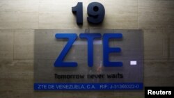 Logo của tập đoàn ZTE của Trung Quốc tại văn phòng của tập đoàn ở Caracas, Venezuela, ngày 4 tháng 10, 2018. 