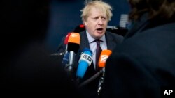 Bộ trưởng Ngoại giao Anh Boris Johnson phát biểu với truyền thông khi ông đến tham dự hội nghị các bộ trưởng ngoại giao EU tại Brussels, ngày 19/3/2018. 