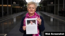 Dân biểu Đức Renate Kunast và chân dung ông Phạm Chí Dũng. Photo bundestag.de