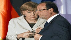 Tổng thống Pháp Francois Hollande (phải) nói chuyện với Thủ tướng Đức Angela Merkel