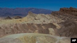 California ve Nevada eyaletleri arasındaki Ölüm Vadisi Milli Parkı'ndan bir görüntü