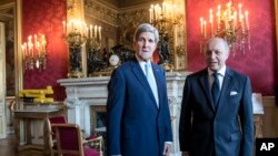 Ngoại trưởng Pháp Laurent Fabius tiếp kiến Ngoại trưởng Hoa Kỳ John Kerry tại Bộ Ngoại giao 'Quai d'Orsay' ở Paris, Pháp, 26/6/2014.