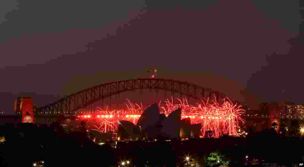 Ph&aacute;o b&ocirc;ng s&aacute;ng rực chung quanh Nh&agrave; h&aacute;t Opera của Sydney, Australia.