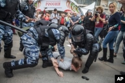 Cảnh sát bắt người biểu tình ở Moscow, Nga, ngày 12/6/2017.