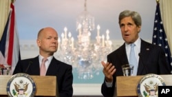 Ngoại trưởng John Kerry (trái) và Bộ trưởng Ngoại giao Anh William Hague cùng có mặt trong buổi họp báo chung tại Bộ Ngoại giao Hoa Kỳ, Washington, 12/6/2013.